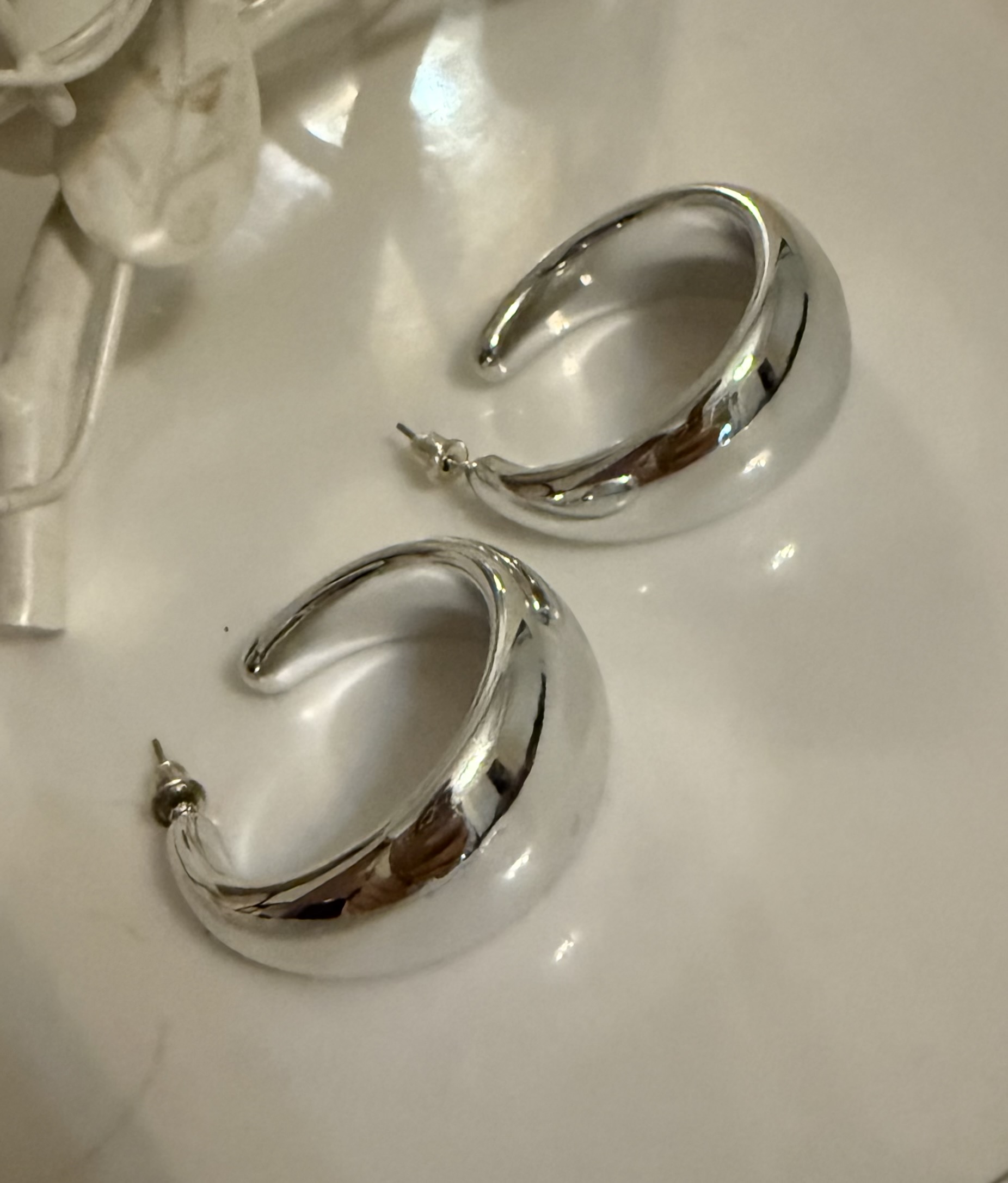 گوشواره حلقهای رنگ نقرهای زنانه