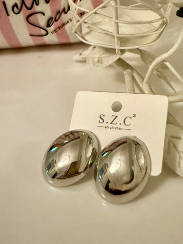 گوشواره نقرهای مدل بیضی زنانه رنگ ثابت