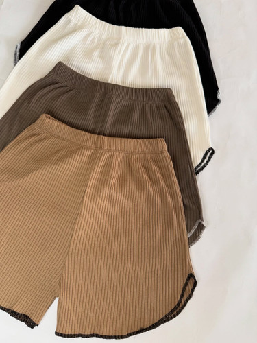 شلوارک زنانه با پارچه کرکرهای راحتی